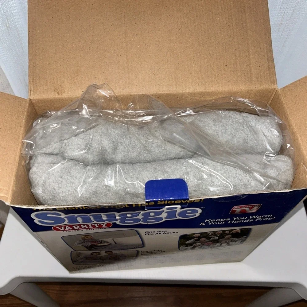 NIB Adult Ultra Soft Fleece GRAY VARSITY SNUGGIE POCKETS   One Size Fits All
